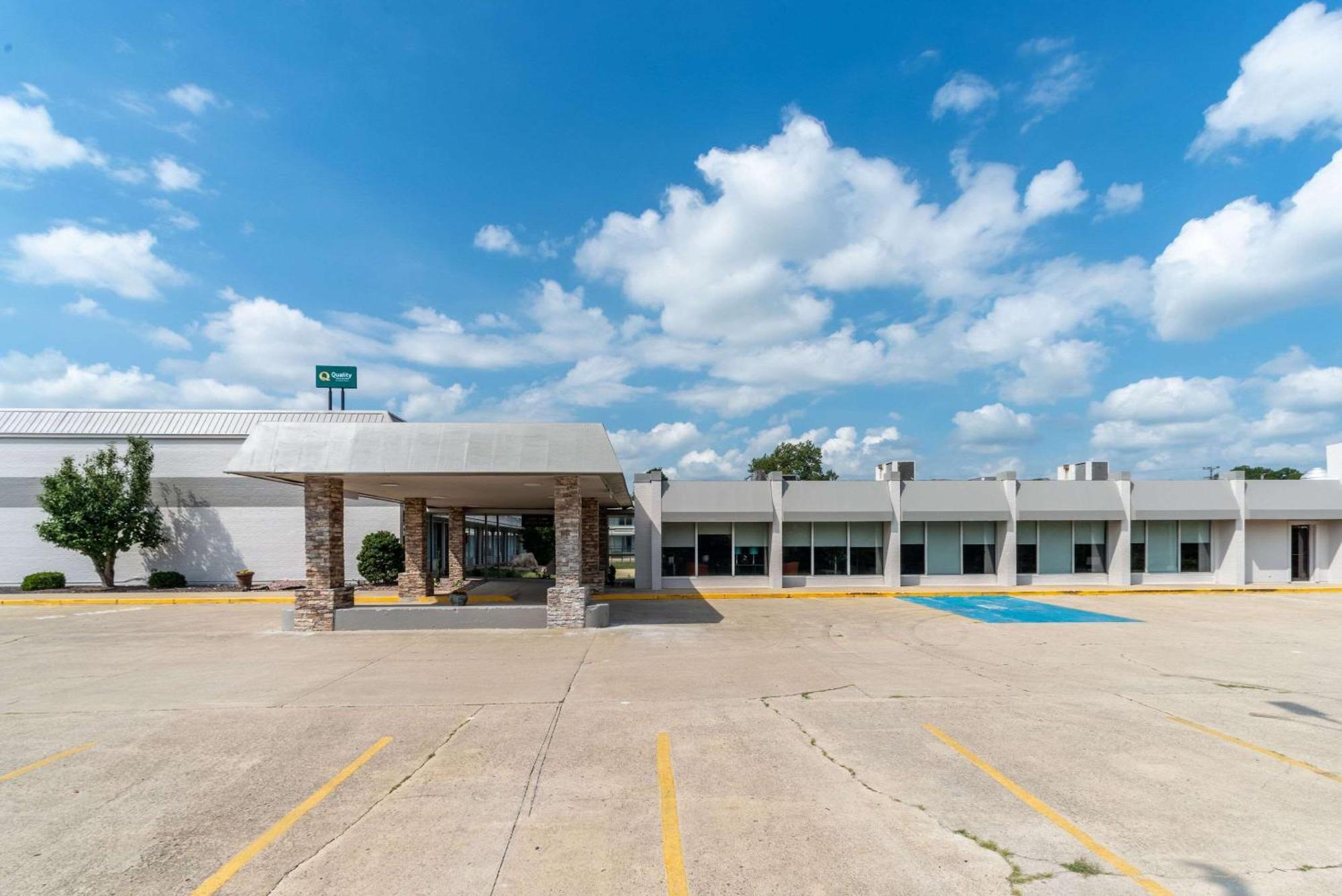 Quality Inn & Suites Vandalia Near I-70 And Hwy 51 Extérieur photo