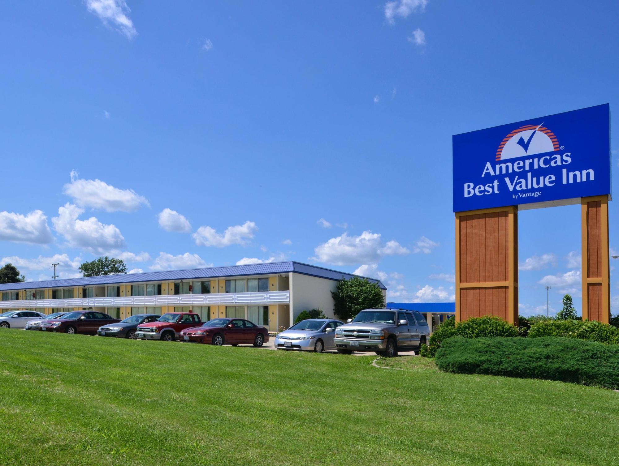 Quality Inn & Suites Vandalia Near I-70 And Hwy 51 Extérieur photo